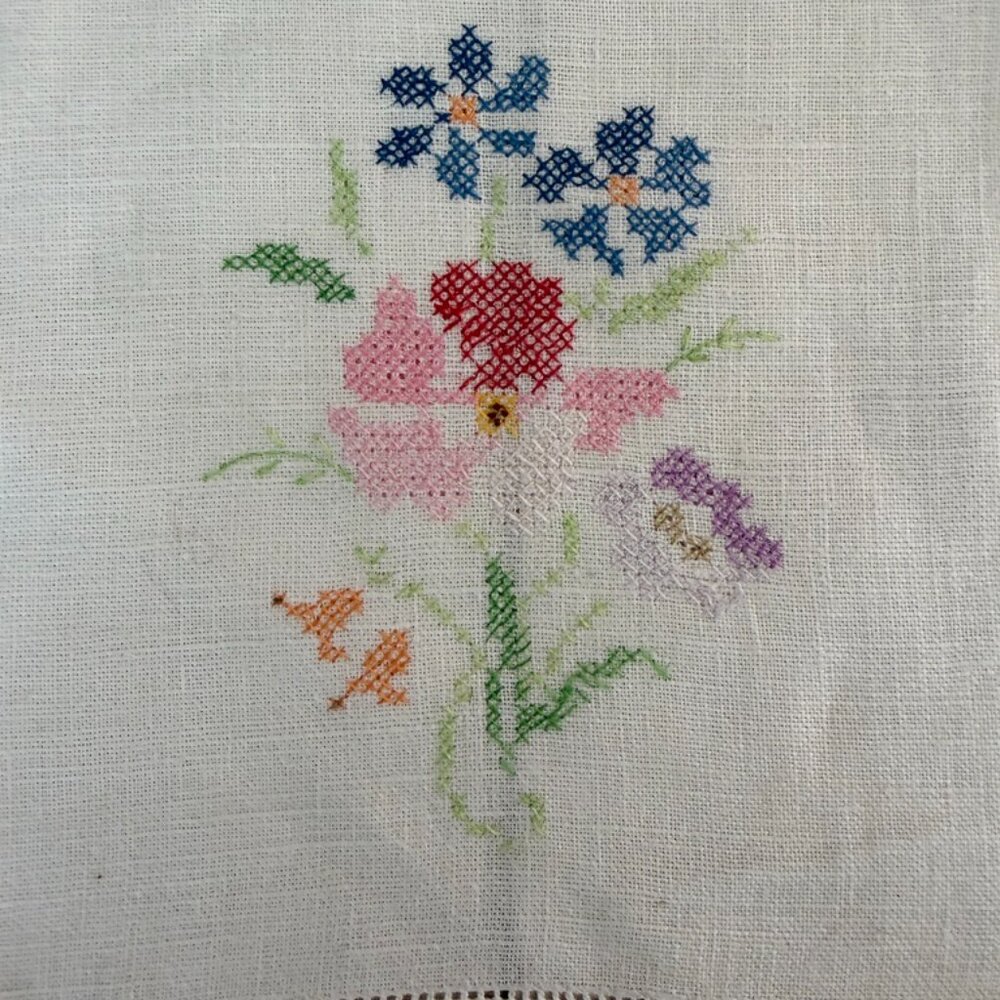 3/$30 🌟 Adorable Dainty Vintage Hand Embroidered Hand Towel Set - Picture 3 of 9